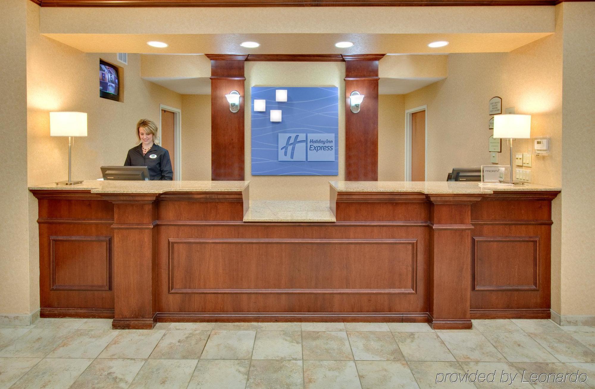 Holiday Inn Express Hotel & Suites Bismarck By Ihg Beltér fotó